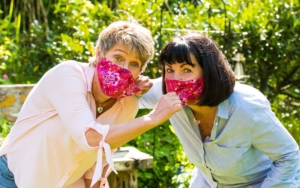 Endlich dürfen wir uns die Masken vom Gesicht reißen!