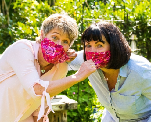 Endlich dürfen wir uns die Masken vom Gesicht reißen!